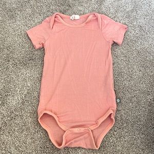 Kyte baby peach short sleeve onesie
